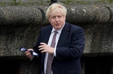 Boris Johnson insta a fanáticos de Inglaterra a no abuchear a jugadores que se arrodillan