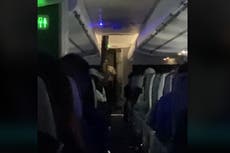 Asistente de American Airlines regaña a pasajeros por comportamiento “repugnante” en video