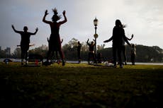 Parques de Buenos Aires llenos de gente que busca oxigenarse