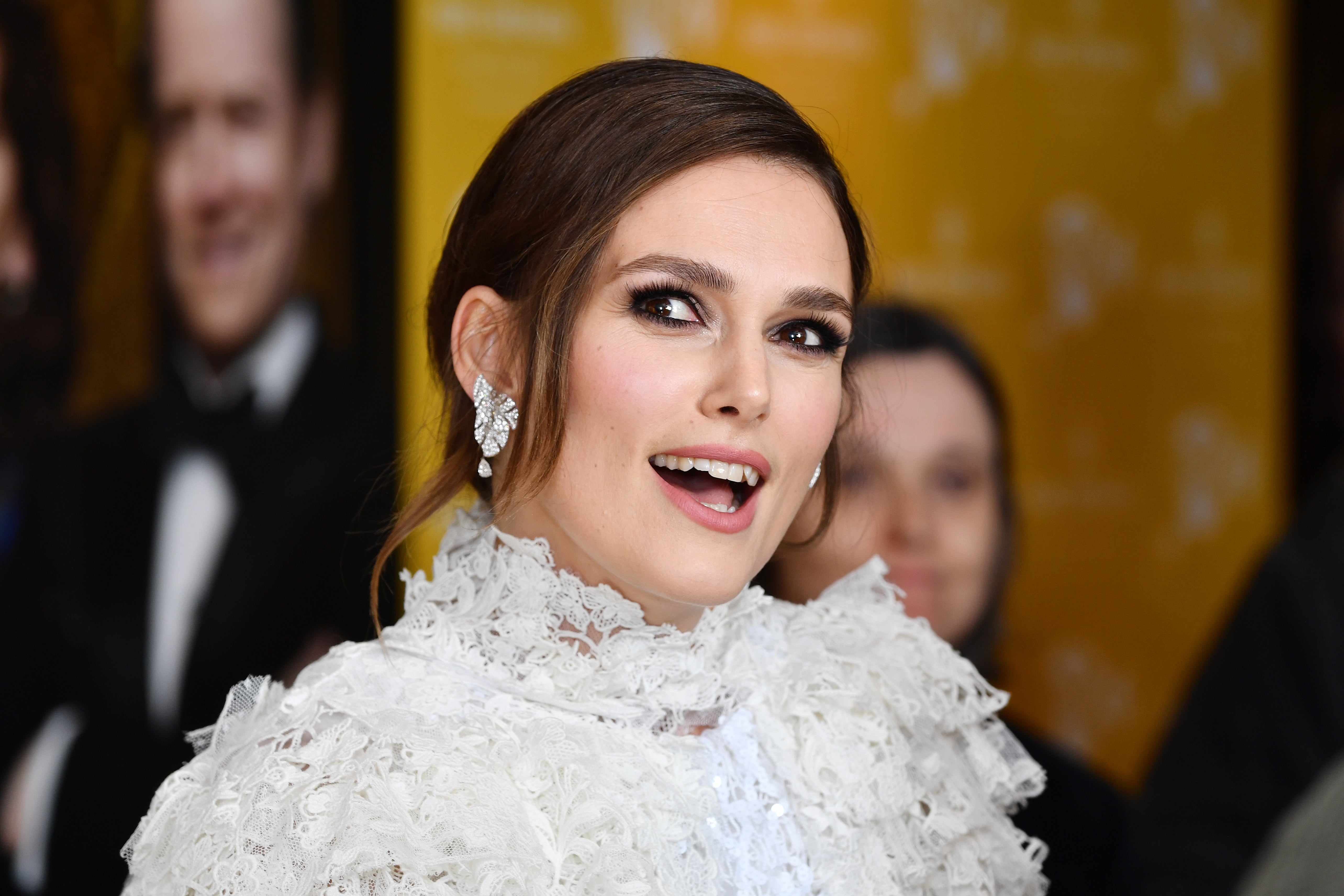 Keira Knightley enfrenta reacción violenta tras revelar que usó Chanel y labial rojo durante el encierro