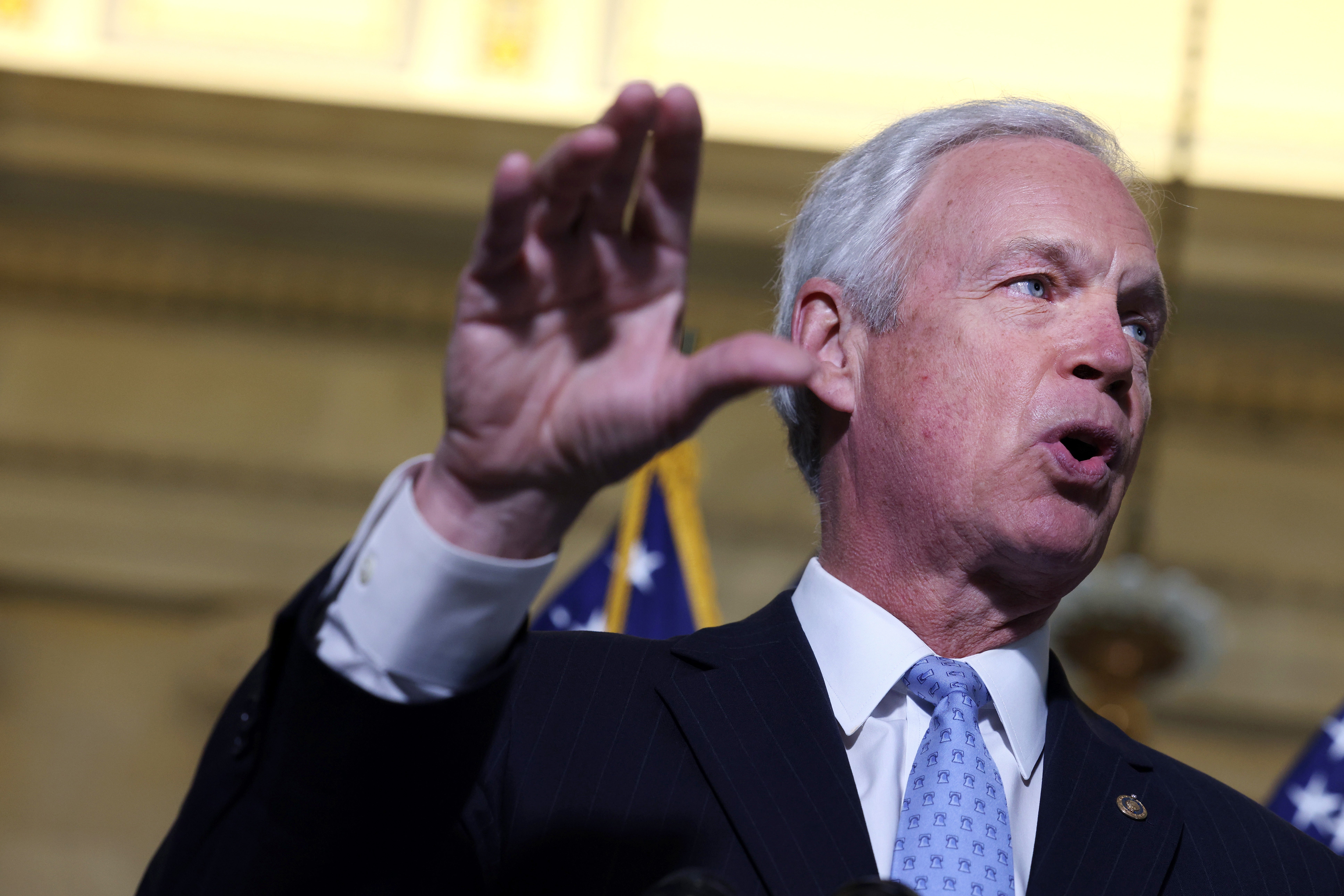 YouTube suspende al senador republicano Ron Johnson por siete días por desinformación de Covid