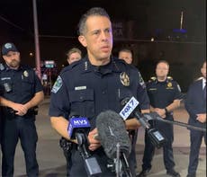 Un sospechoso arrestado y otro sigue prófugo tras tiroteo masivo en Texas que hirió a 14 personas