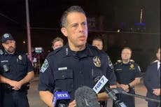 Un sospechoso arrestado y otro sigue prófugo tras tiroteo masivo en Texas que hirió a 14 personas