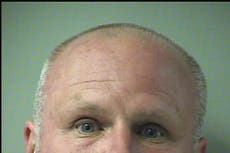 Turista es acusado de crimen de odio por atacar a una familia asiática