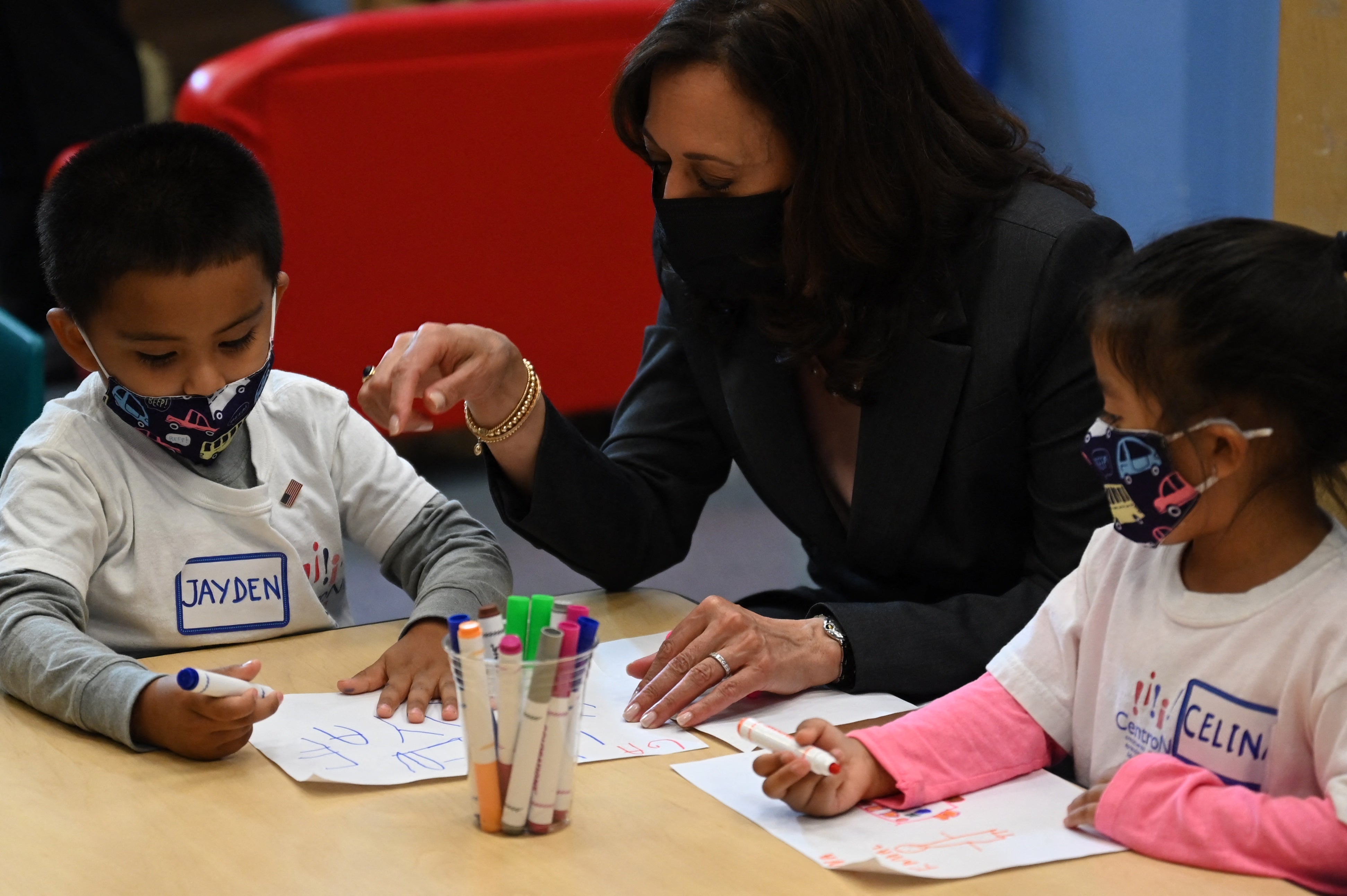 Kamala Harris nombra a su propio “vicepresidente”: un niño que admiraba su pin