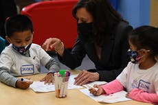 Kamala Harris nombra a su propio “vicepresidente”: un niño que admiraba su pin