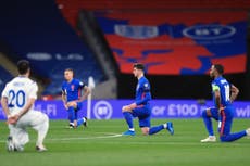 “Totalmente incorrecto” abuchear a jugadores que se arrodillan: Boris Johnson