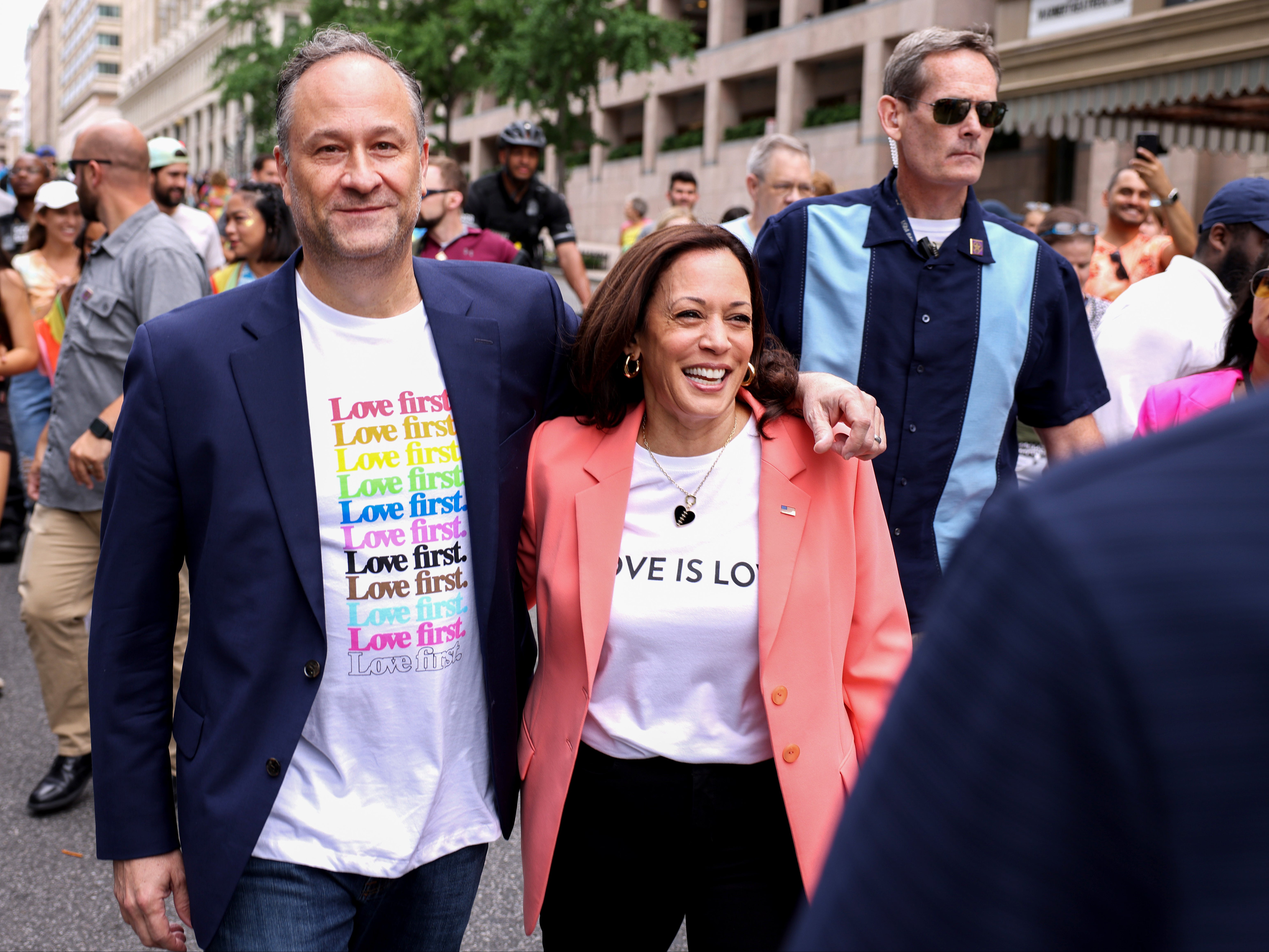 Kamala Harris y su esposo Doug Emhoff se unen a los manifestantes del Capital Pride Parade