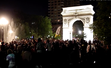 Muchedumbre desenfrenada durante una fiesta en el Washington Square Park 