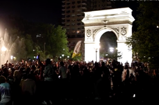 Muchedumbre desenfrenada durante una fiesta en el Washington Square Park