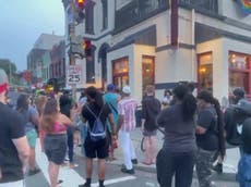 Protestas frente a un bar de DC tras un vídeo en que se ve a personal de seguridad arrastrar a una mujer