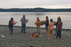 Video muestra a las ballenas “unirse” a la ceremonia indígena para honrar a 215 niños muertos