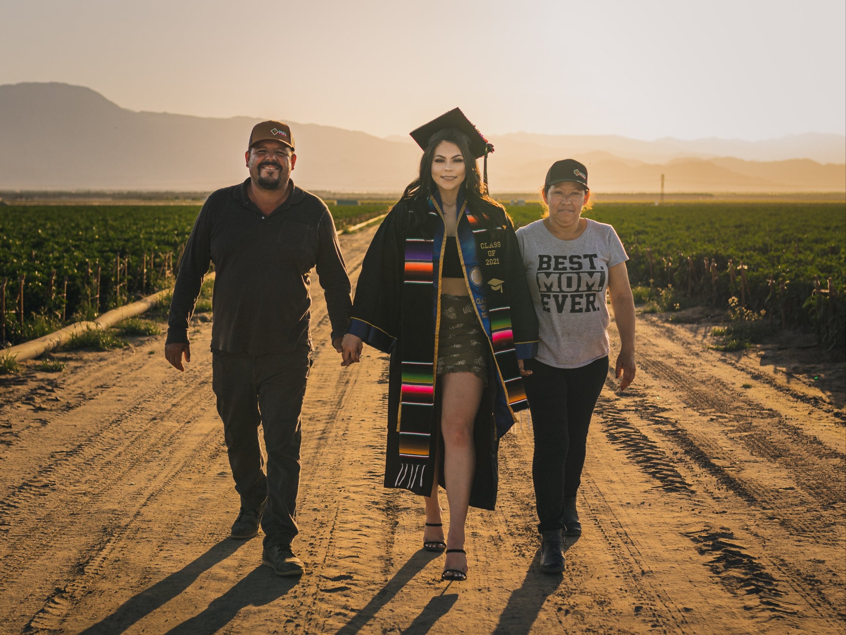 Para reconocer el sacrificio de sus padres, Jennifer Rocha decidió realizar su sesión fotográfica de graduación en los campos de la finca donde laboran sus padres.