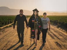 Graduada universitaria honra a sus padres migrantes con sesión fotográfica en campos agrícolas