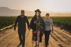 Graduada universitaria honra a sus padres migrantes con sesión fotográfica en campos agrícolas