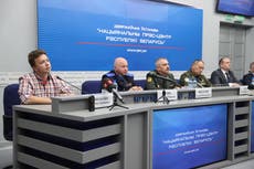 El periodista encarcelado Roman Protasevich asiste a una conferencia de prensa del gobierno