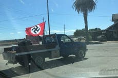 Camioneta con bandera nazi vista en California