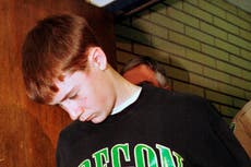 Tirador de masacre escolar que mató a sus padres, compañeros de clase e hirió a 25 en 1998 rompe su silencio