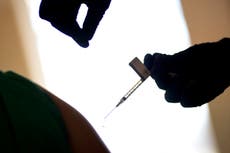 Dosis extra de vacuna de COVID protegería a trasplantados
