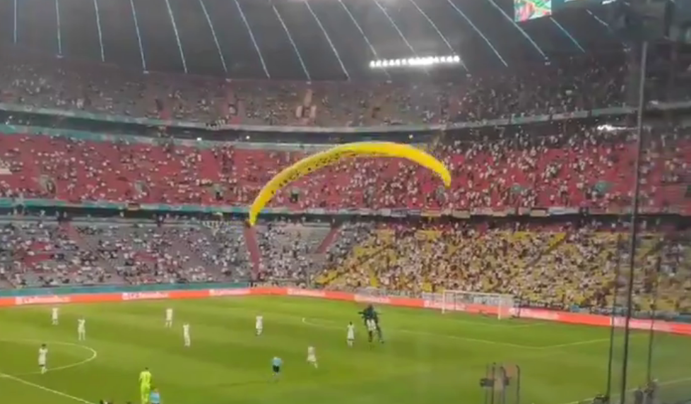 “Manifestante de Greenpeace” se lanza en paracaídas al partido de la Eurocopa, posiblemente esté herido