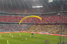 “Manifestante de Greenpeace” se lanza en paracaídas al partido de la Eurocopa, posiblemente esté herido