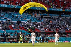 “Lo sentimos, salió mal”: Greenpeace se disculpa por el paracaídas en el partido de la Eurocopa