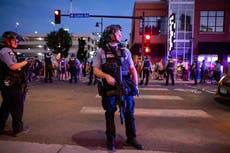 Policía con rifles de asalto y silenciadores desalojan monumento a hombre negro asesinado en Minneapolis