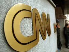 CNN despide a tres empleados por acudir al trabajo sin haberse vacunado