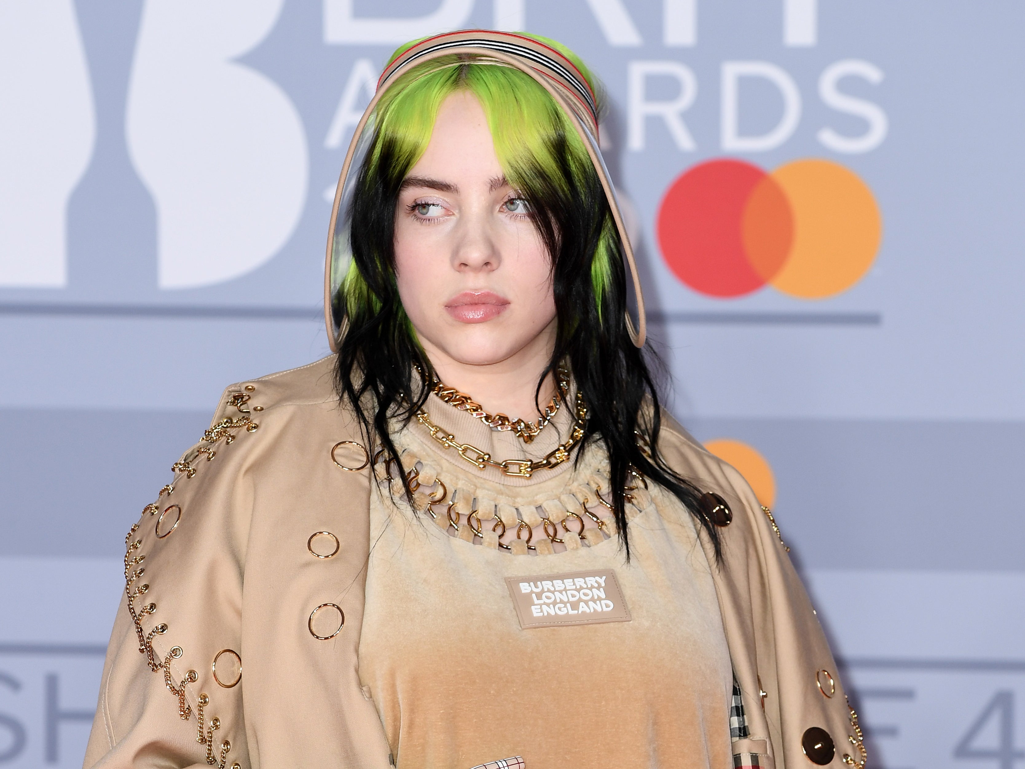 Billie Eilish espera que su nuevo álbum haga que “la gente rompa con sus novios”