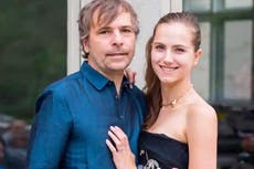 Pareja se declara culpable después de volar a comunidad indígena para recibir la vacuna covid