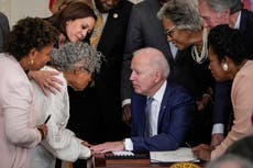 Joe Biden se arrodilla para recibir a la “abuela del Juneteenth” en la Casa Blanca mientras se aprueba la ley