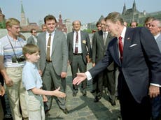 El exfotógrafo de la Casa Blanca comparte imagen del “joven Putin espiando a Ronald Reagan” en 1988