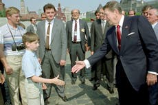 El exfotógrafo de la Casa Blanca comparte imagen del “joven Putin espiando a Ronald Reagan” en 1988