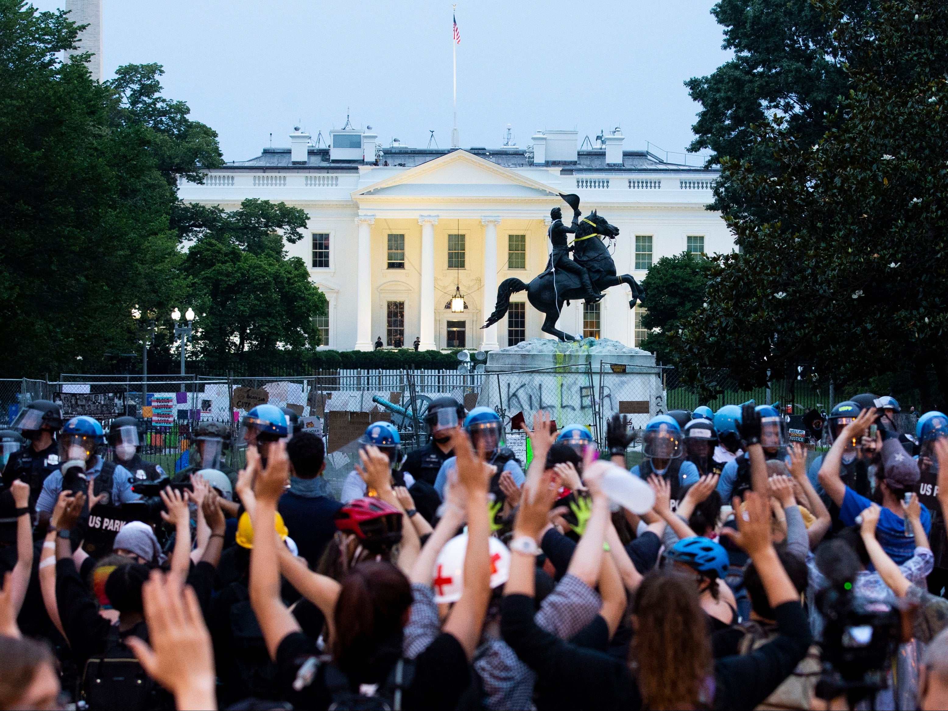 Jefe de gabinete de Trump restó importancia a muerte de George Floyd, afirma nuevo libro