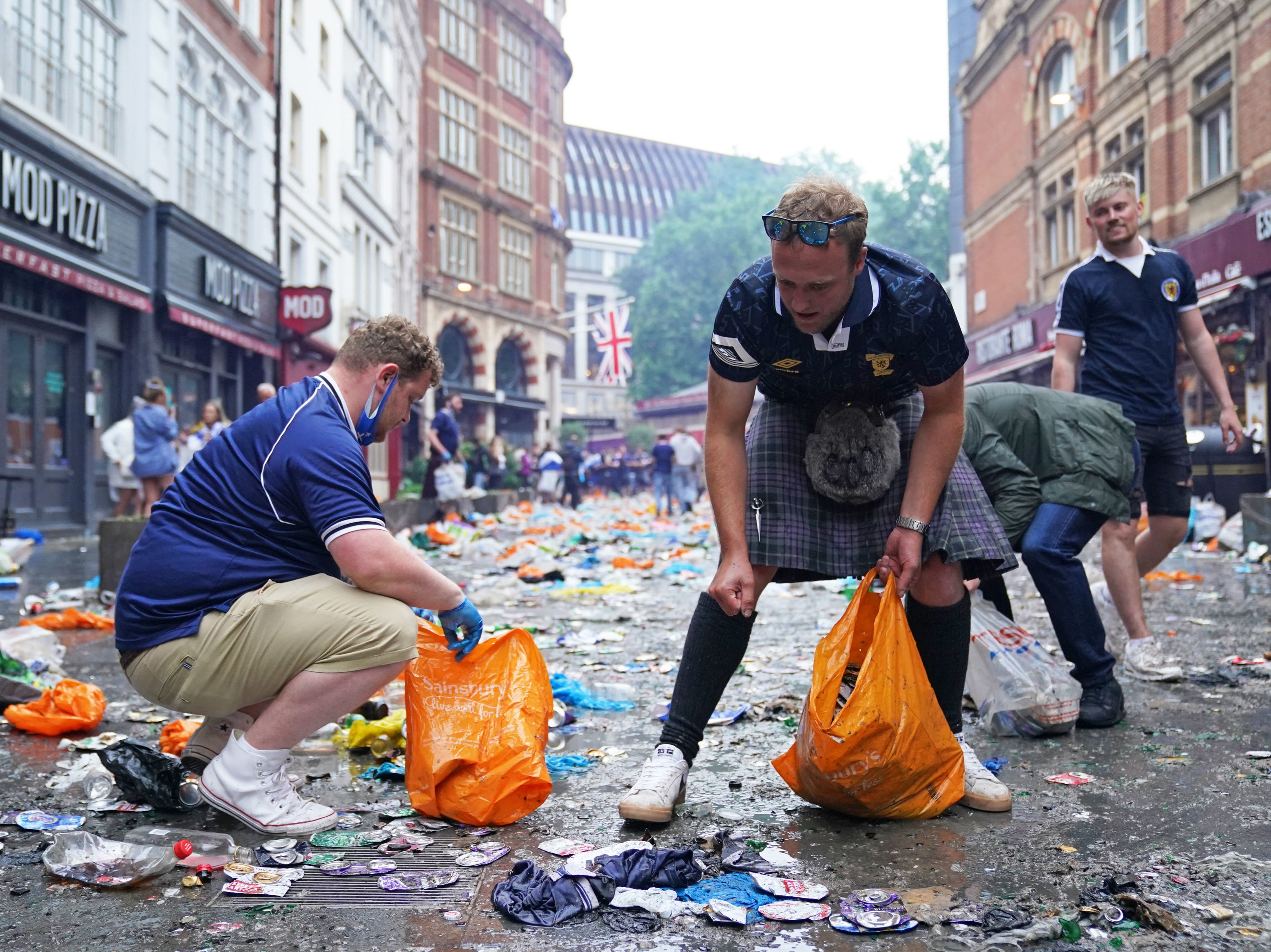 Fans de Escocia limpian la basura antes del partido de la Eurocopa contra Inglaterra