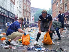 Fans de Escocia limpian la basura antes del partido de la Eurocopa contra Inglaterra