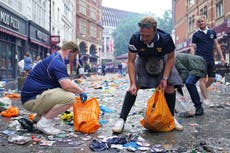 Fans de Escocia limpian la basura antes del partido de la Eurocopa contra Inglaterra