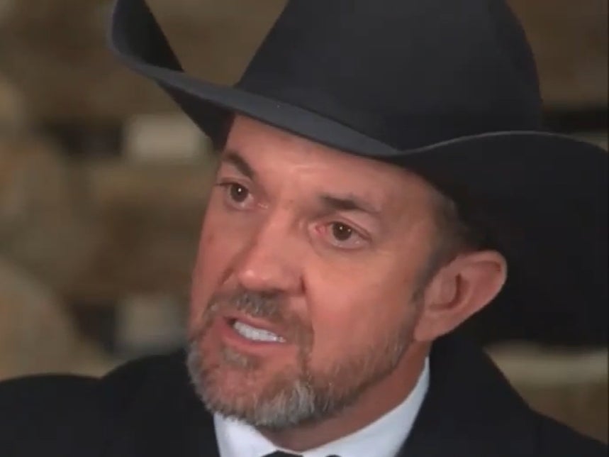 Hombre acusado en disturbios en el Capitolio expone a CNN extravagante teoría de conspiración