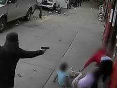 Imágenes escalofriantes muestran a dos niños atrapados durante un tiroteo en Nueva York