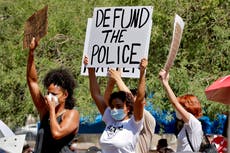 Algunos estados de EEUU no refrenan a la policía; al revés