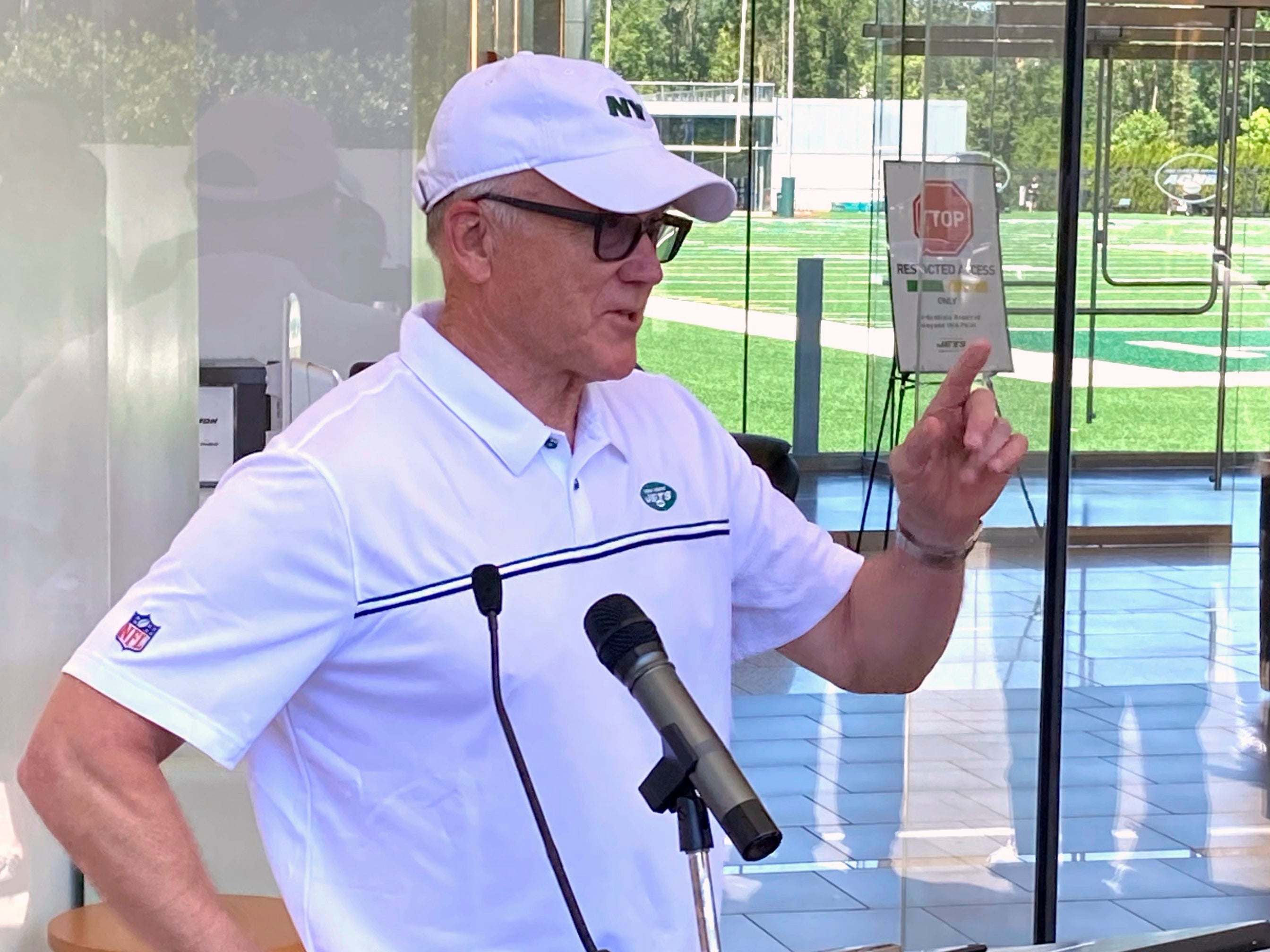 El propietario y presidente de los New York Jets, Woody Johnson, habla con los periodistas en las instalaciones de fútbol americano de la NFL del equipo en Florham Park, Nueva Jersey, el miércoles 16 de junio de 2021.