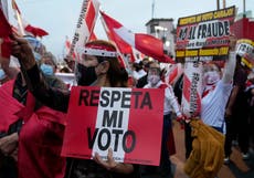 Peruanos marchan a favor de Castillo y Fujimori en Lima