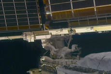 Astronautas cambian paneles solares de la estación espacial