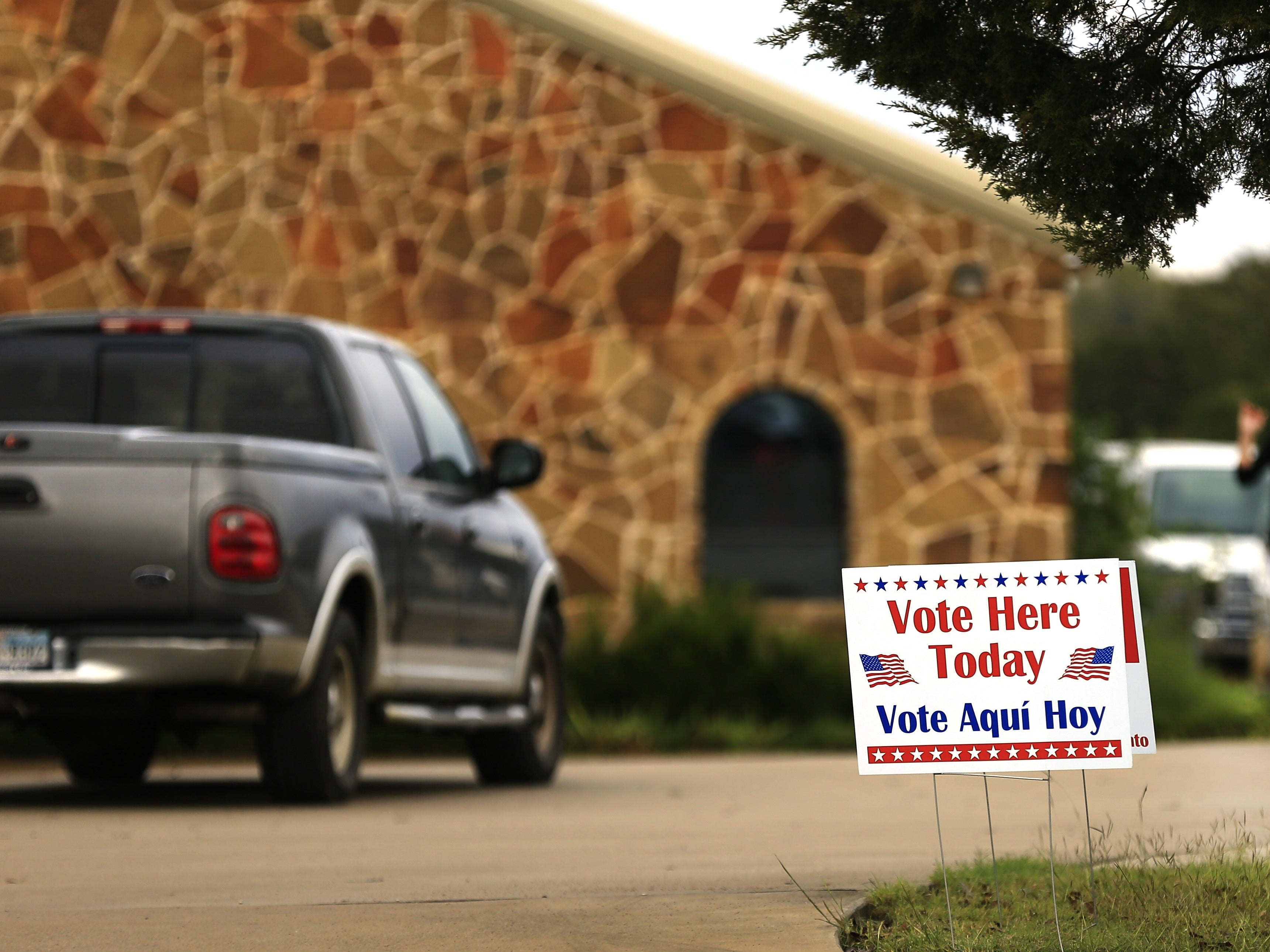 Los votantes llegan a un lugar de votación para emitir su voto el 8 de noviembre de 2016 en Brock, Texas.