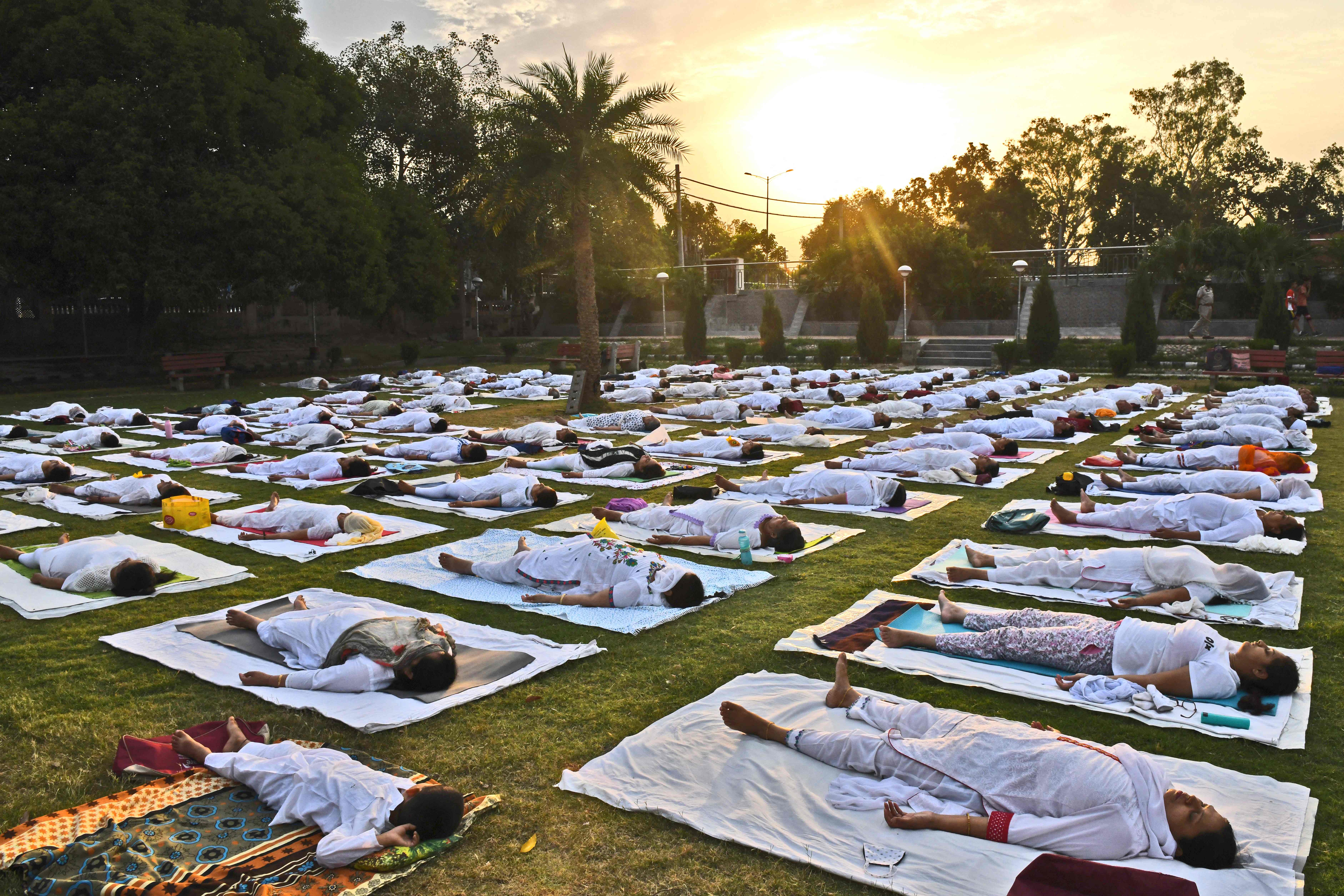 La gente participa en una sesión de yoga en un parque en Amritsar, India, el 21 de junio de 2021, para conmemorar el Día Nacional del Yoga.