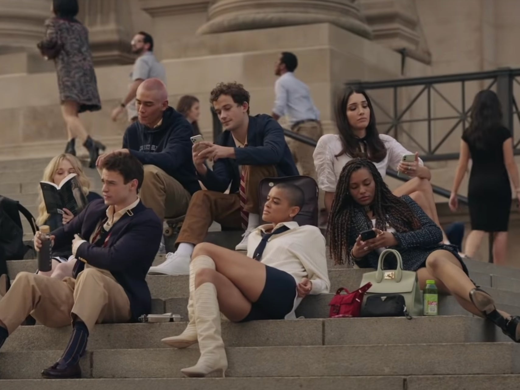 El productor de Gossip Girl dice que el reinicio de HBO no enfatizará la “pornografía de la riqueza”