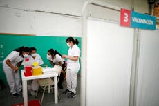 Argentina compra más vacunas Sinopharm y desalienta viajes