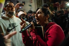 ¿Por qué la legisladora socialista de más alto perfil de Estados Unidos está luchando por su vida política?