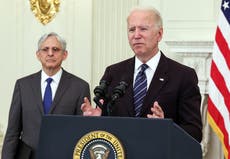 Biden presenta un plan para combatir el aumento del crimen mientras amenaza a vendedores ilegales de armas