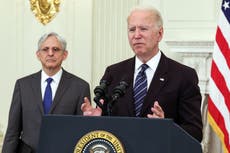 Biden presenta un plan para combatir el aumento del crimen mientras amenaza a vendedores ilegales de armas